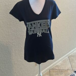 New York Yankees Women’s Size M Logo Tee Shirt Navy Blue Official MLB Merch NWT